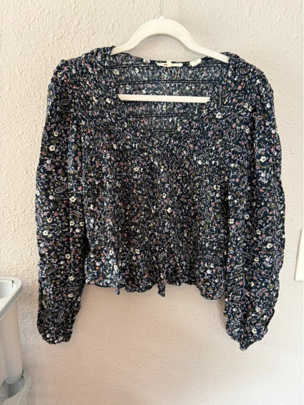 Levi's navy floral cropped long sleeve size XL